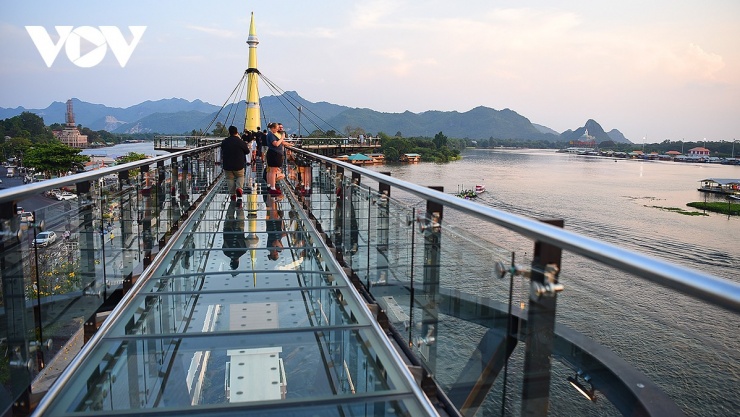 Từ trên cầu kính Skywalk Kanchanaburi có thể ngắm nhìn toàn cảnh làng nổi Lin Chang.
