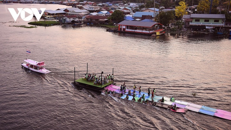 Bè du lịch của người Thái gốc Việt phục vụ du khách trên sông Kwai.