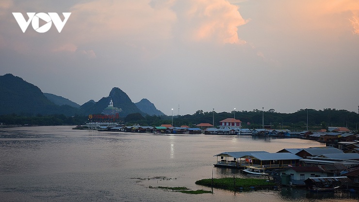 Từ&nbsp;cầu kính Skywalk Kanchanaburi có thể nhìn thấy làng Lin Chang, cầu Song An và chùa&nbsp;Tham Khao Laem, nơi có bức tượng Phật màu trắng khổng lồ trên lưng chừng núi.