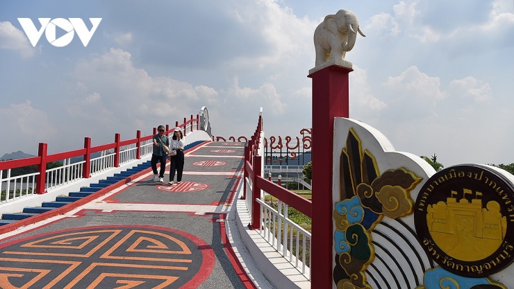 Du khách tham quan cầu Song An.