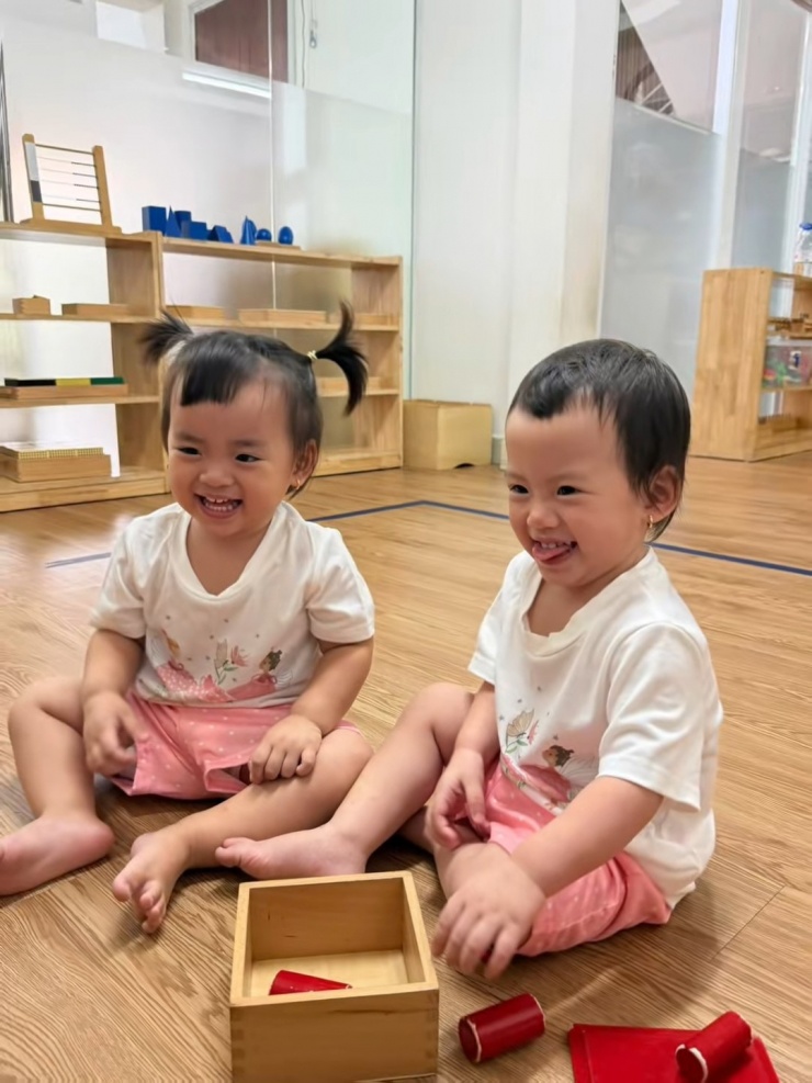 Ảnh sao 11/4: Cặp song sinh nhà Thu Trang cười rạng rỡ - 2