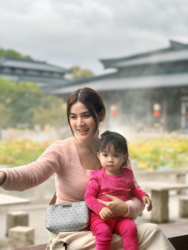 Ảnh sao 11/4: Cặp song sinh nhà Thu Trang cười rạng rỡ - 5