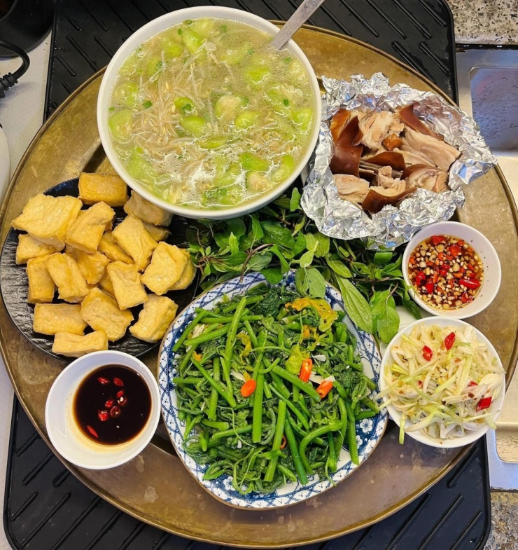 Mâm cơm cầu kỳ 6 người ăn của bà mẹ Nghệ An - 2