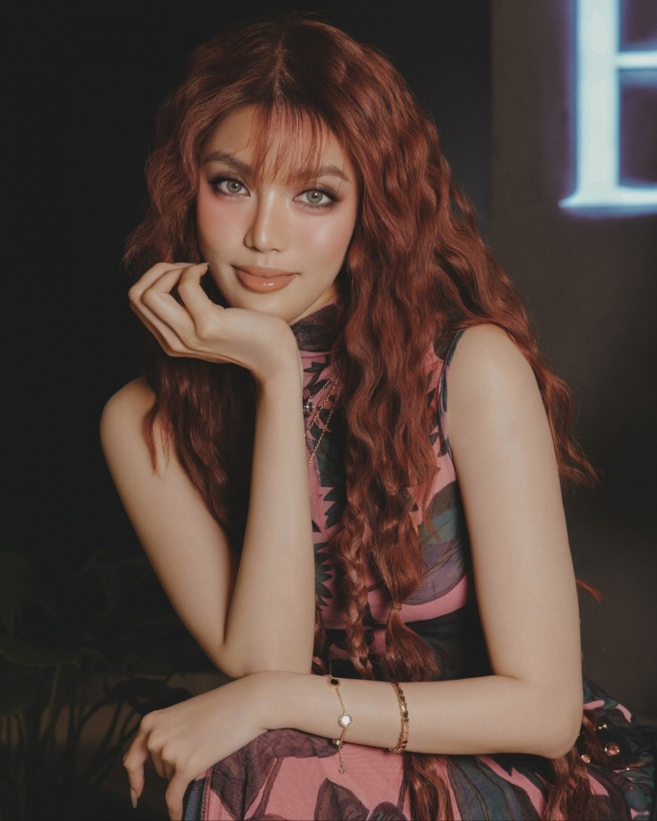 'Dâu hào môn' Lan Khuê đeo trang sức 1 tỷ đồng đi sự kiện - 2