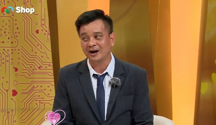 Anh Hồng liên tục gửi lời xin lỗi vợ. Ảnh cắt từ clip 