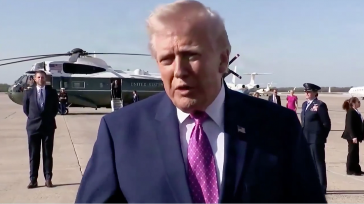 Tàu chiến Mỹ đang được nạp đạn: Ông Trump đe dọa Iran trước thềm đàm phán - 1