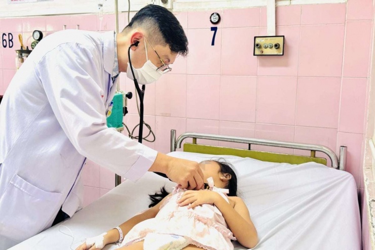 Một học sinh Trường Tiểu học Bình Quới Tây điều trị ở Bệnh viện Nhân dân Gia Định. Ảnh: BVCC