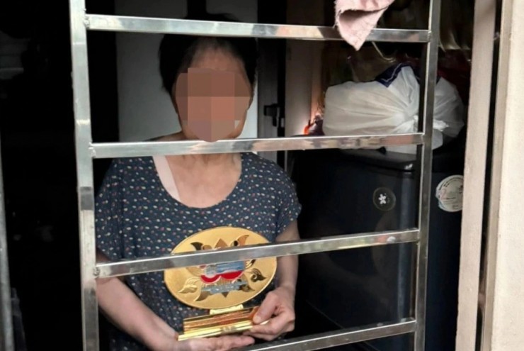 Xôn xao clip bà cụ 80 tuổi bị ‘nhốt’ trong chính căn nhà của mình ở Hà Nội, thực hư ra sao?