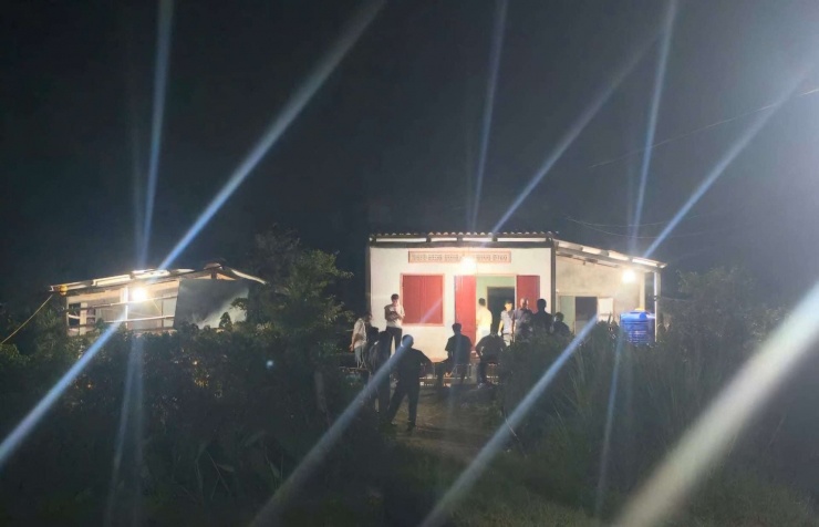 Công an và cơ quan chức năng có mặt tại hiện trường ngôi nhà ở xã Cát Tiến, tỉnh Gia Lai điều tra nguyên nhân vụ việc tối 10/4.