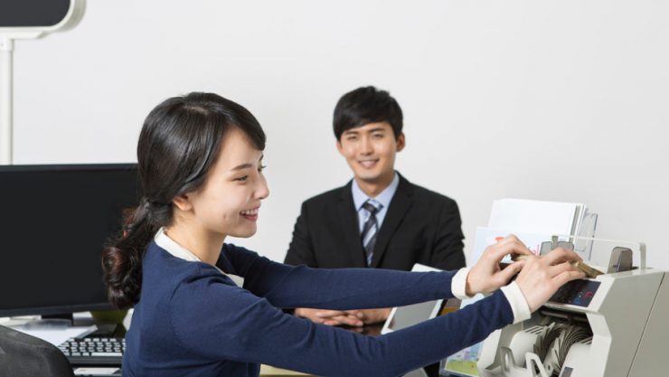 Không nhiều người để ý rằng thu nhập từ gửi tiết kiệm phụ thuộc khá lớn vào thời điểm gửi. Hình minh họa