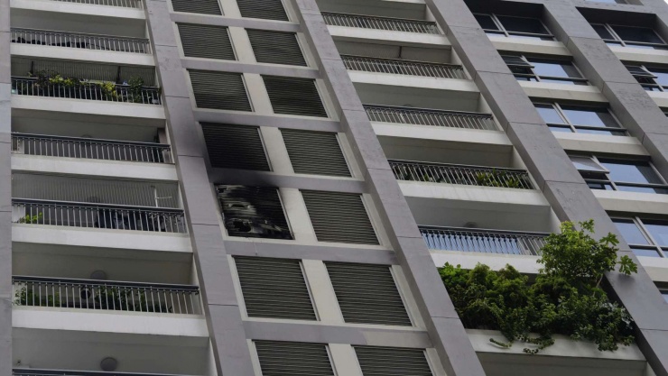 Cháy căn hộ tầng 10 chung cư cao cấp ở TP.HCM, nhiều người tháo chạy bằng thang bộ - 1