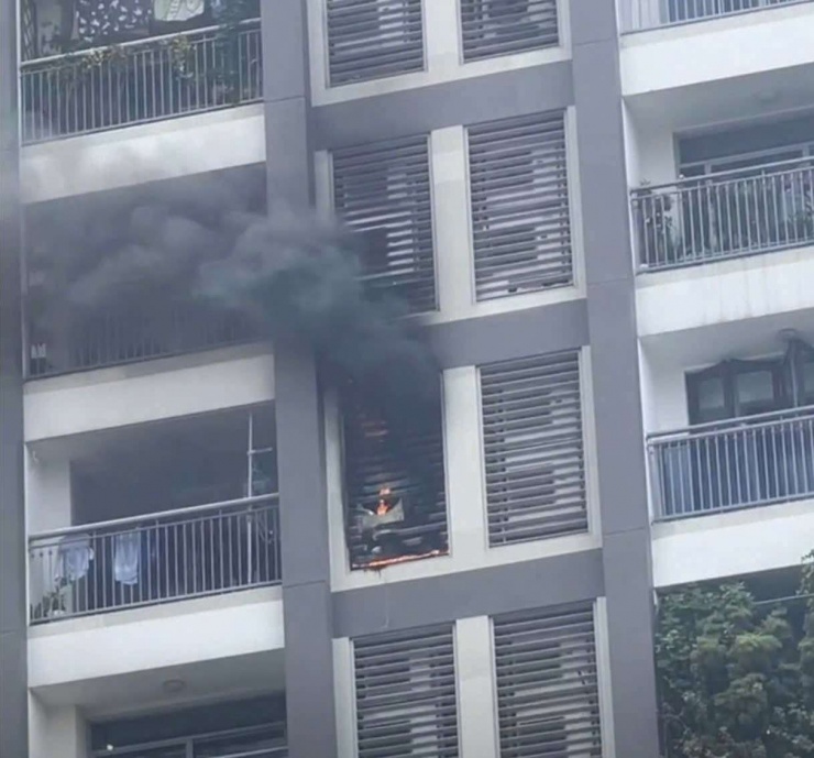 Cháy căn hộ tầng 10 chung cư cao cấp ở TP.HCM, nhiều người tháo chạy bằng thang bộ - 2