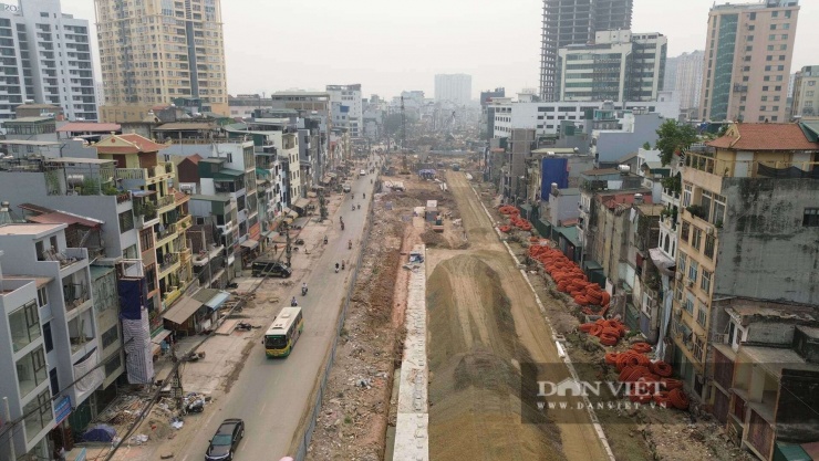 Dự án đường Vành đai 1 (Đoạn Hoàng Cầu - Voi Phục) và tuyến đường nối từ Khu đô thị Đồng Tàu đến đường Giải Phóng là những công trình giao thông trọng điểm, được kỳ vọng sẽ giải quyết bài toán ùn tắc và thay đổi diện mạo đô thị. Tuy nhiên, ngay khi mặt bằng vừa được giải tỏa, đường vừa thành hình, người đi đường lại phải "tròn mắt" chứng kiến sự chắp vá của những công trình kiến trúc có hình thù kỳ dị.