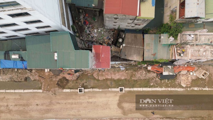 Nhìn từ trên cao, có thể thấy những ngôi nhà này muôn hình vạn trạng: hình tam giác, hình thang, thậm chí là những dải đất chiều sâu chỉ vỏn vẹn 1-2 mét nhưng trải dài bám sát mặt đường.