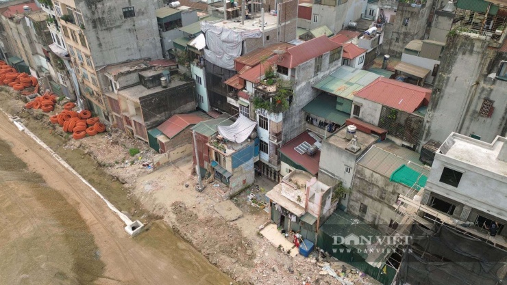 Ghi nhận ngày 11/4, dọc theo Vành đai 1 (Đoạn Hoàng Cầu - Voi Phục), không khó để bắt gặp những mảnh đất sót lại với muôn hình vạn trạng. Tận dụng "mặt tiền" đắt giá mới lộ diện, nhiều chủ sử dụng đất đã nhanh chóng quây tôn, dựng khung sắt, hoặc xây tường gạch mỏng manh để giữ đất, tạo thành những ki-ốt, hoặc nhà bỏ hoang tạm bợ.