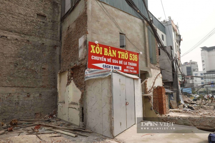 Tại các ngã tư trên đường Vành đai 1 xuất hiện dày đặc những ngôi nhà kỳ dị. Nguyên nhân là do tại các ngã ba, ngã tư, đường không thể cắt vuông góc mà bắt buộc phải có "góc vát" (vạt góc) để mở rộng bán kính rẽ cho phương tiện và đảm bảo tầm nhìn an toàn (không bị khuất điểm mù). Chính những đường cắt chéo, bo cong lẹm vào khu dân cư này đã vô tình băm nát các thửa đất vuông vắn ban đầu, tạo ra vô số những mảnh đất thừa có hình thù méo mó như hình tam giác, hình nêm, hình tréo nghoe với diện tích cực kỳ nhỏ.