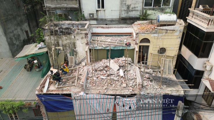 Nguyên nhân cốt lõi của tình trạng này không mới. Sau khi nhà nước thu hồi đất để làm đường, phần diện tích nằm ngoài chỉ giới hình thành nên những thửa đất "đầu thừa đuôi thẹo", không đủ tiêu chuẩn để cấp phép xây dựng (thường là dưới 15m2 hoặc có kích thước hình học không phù hợp).