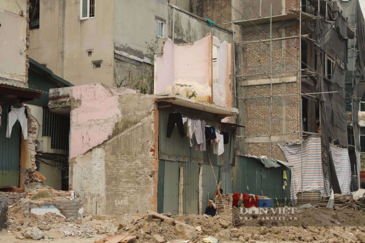 Trong ảnh, một ngôi nhà siêu nhỏ được quây tôn tạm bợ, bên trong vẫn có người sinh sống sau khi giải phóng đường Vành đai 1.