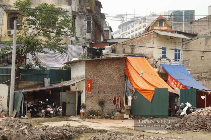 Một ngôi nhà có chiều ngang khoảng hơn 2m, sâu khoảng hơn 4m trước lối vào bệnh viện Phụ sản Hà Nội vẫn có nhiều người sinh sống.
