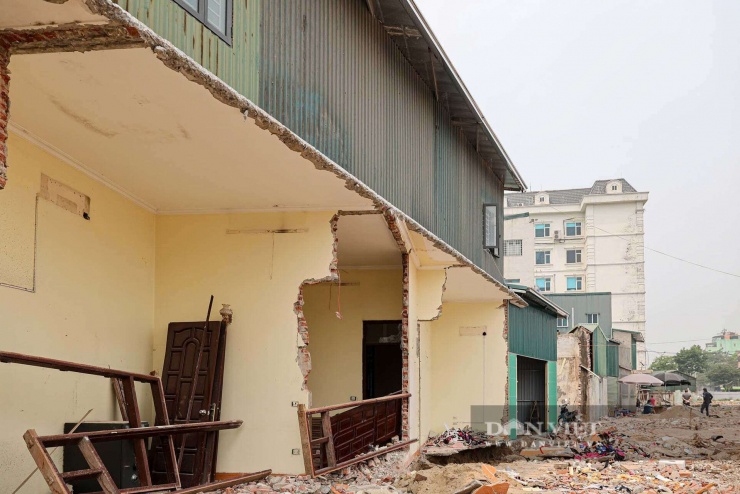 Liên quan đến vấn đề này, Quyết định số 61 của TP. Hà Nội (có hiệu lực từ ngày 7/10/2024) đã quy định rõ: Thành phố kiên quyết thu hồi các thửa đất sau mở đường có diện tích dưới 15 m2 hoặc có chiều rộng, chiều sâu dưới 3 m. Mục đích của quy định này nhằm thực hiện hợp thửa, hợp khối, đảm bảo chỉnh trang bộ mặt đô thị theo hướng văn minh và hiện đại.