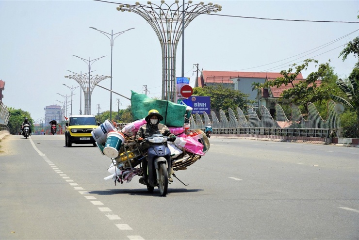'Chảo lửa Đông Dương' đạt 42 độ C, người dân xoay xở thích ứng - 10