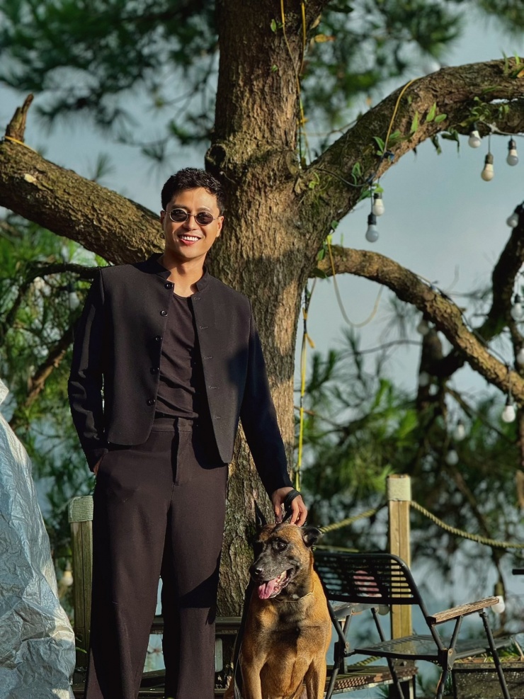 Thanh Sơn với chú chó Coddy trong "Đồng hồ đếm ngược". 