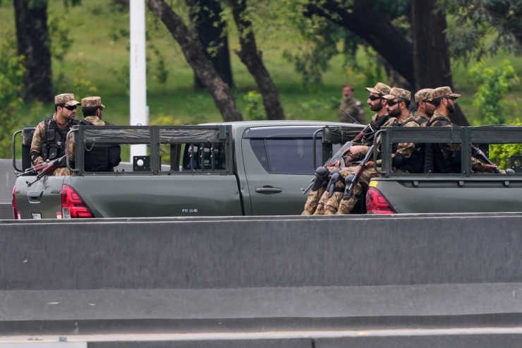 Binh sĩ quân đội Pakistan hộ tống một đoàn xe được cho là chở Phó Tổng thống Mỹ J.D. Vance khi ông đến Islamabad, Pakistan để hội đàm với các quan chức Iran vào ngày 11/4/2026. Ảnh: AP
