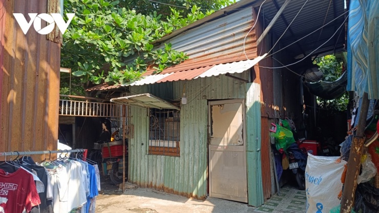 Những căn nhà quây tôn với khả năng hấp thụ nhiệt còn cao hơn cả ngoài mặt đường nhựa.