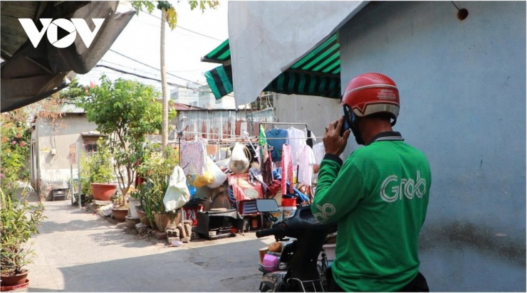 Giữa trưa nắng, nhiều tài xế tắp app để không ra đường nhưng ông Văn lại chấp nhận mệt mỏi để kiếm thêm thu nhập.