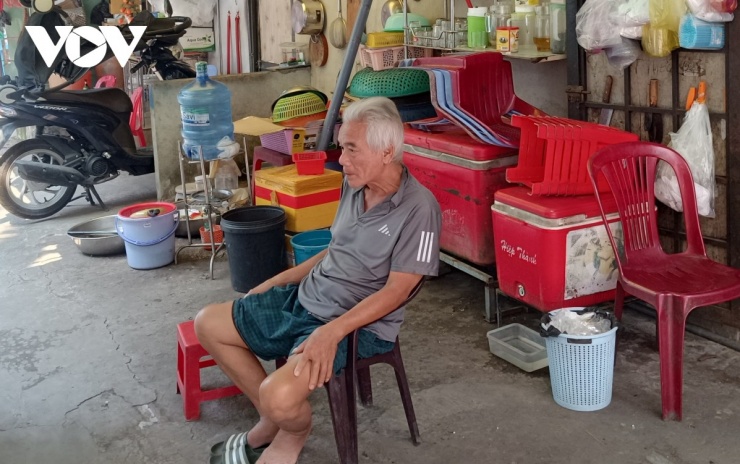 Vết mổ chưa khỏi nhưng ông Khánh vẫn ra ngoài ngồi nắng vì trong nhà còn ngột ngạt hơn.