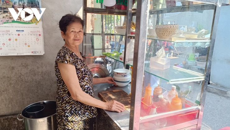 Bà Tư dù mang nhiều bệnh nhưng vẫn phải đứng bán bún, hủ tiếu giữa trời nắng oi bức.