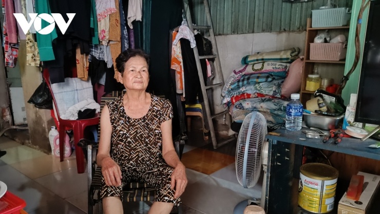 Chỉ đến cuối chiều, bà Tư mới trở về căn nhà, bật quạt lên ngồi vẫn nóng.