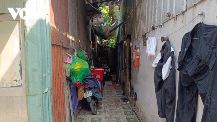 Cứ đến trưa, người dân không dám ở trong nhà vì quá ngột ngạt.