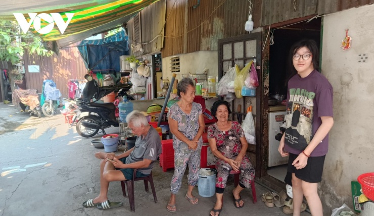 Người dân tại xóm ve chai nghèo ra đường bê tông giữa trưa cho đỡ nóng.