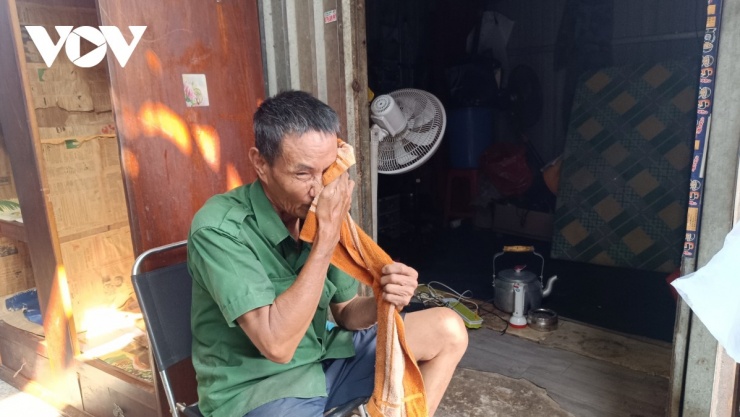 Người lao động đi làm về cũng không dám vào nhà mà chỉ ngồi ngoài chờ đến tối.