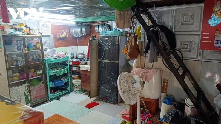 Bên trong những căn nhà chật chội, oi bức hơn cả ngoài đường.