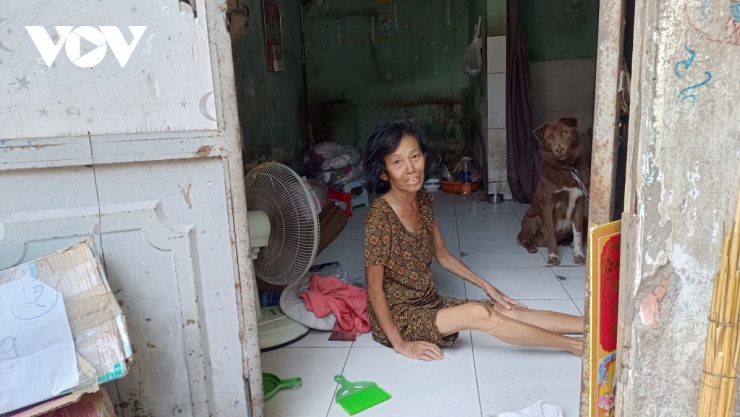 Trong bối cảnh ấy, những phận đời yếu thế vẫn đang cắn răng bám trụ.