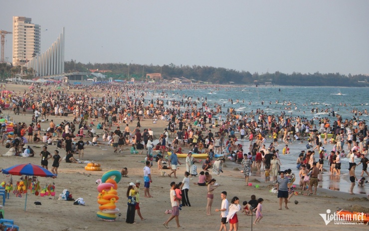 Bãi Sau Vũng Tàu đông đúc người tắm biển