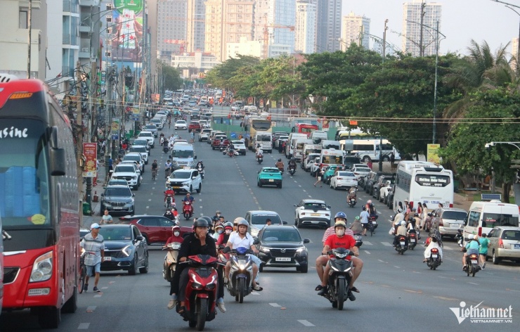 Phương tiện di chuyển tấp nập trên đường Thùy Vân