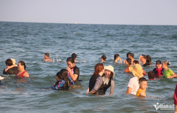 Nắng nóng oi bức, du khách đổ về biển Vũng Tàu chen chân 'giải nhiệt' cuối tuần - 4