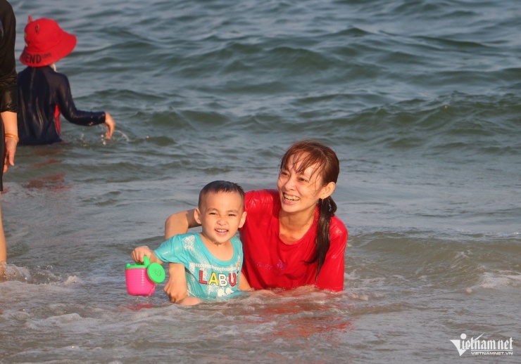 Nắng nóng oi bức, du khách đổ về biển Vũng Tàu chen chân 'giải nhiệt' cuối tuần - 5