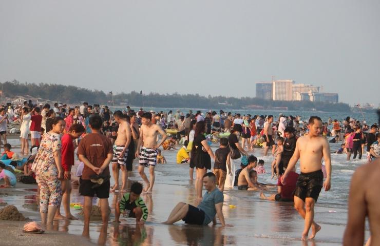 Du khách đổ xô tắm biển giải nhiệt từ sớm