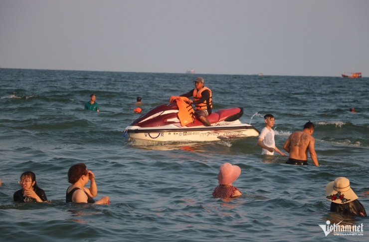 Lực lượng cứu hộ dùng ca nô liên tục di chuyển, cảnh báo du khách tránh tắm biển xa bờ, khu vực có ao xoáy nguy hiểm