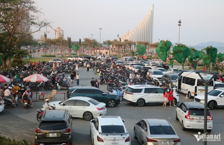 Bãi giữ xe gần tháp Tam Thắng chật kín phương tiện