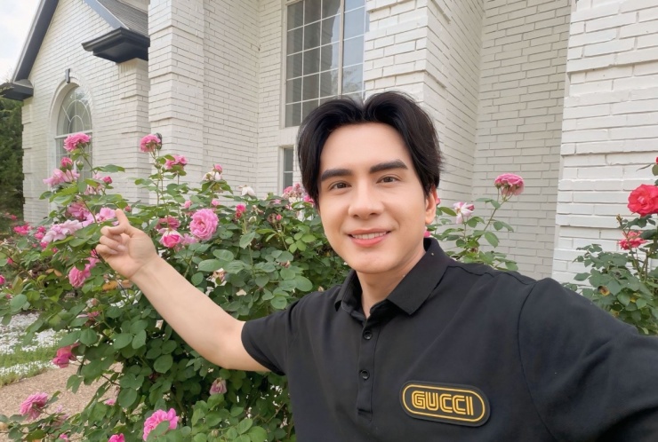 Hàng chục khóm hồng khoe sắc trong biệt thự của Đan Trường ở Mỹ - 2