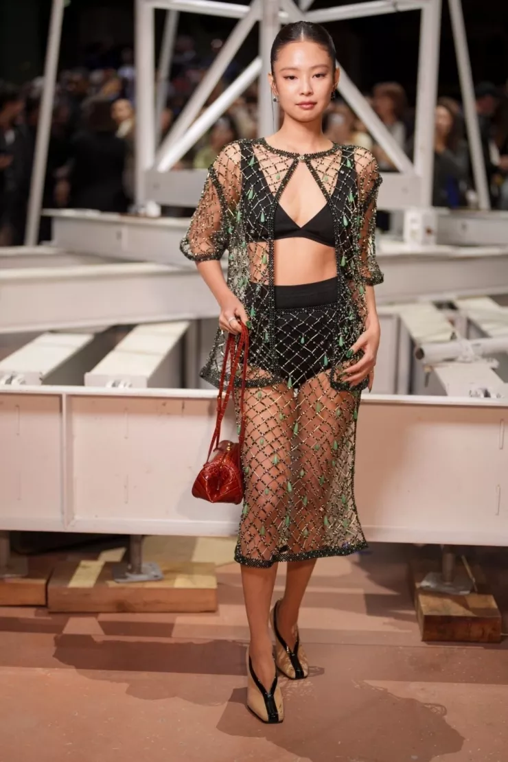 Jennie dự show Thu Đông 2026 của Chanel. Video: YouTube amour_sans_fin