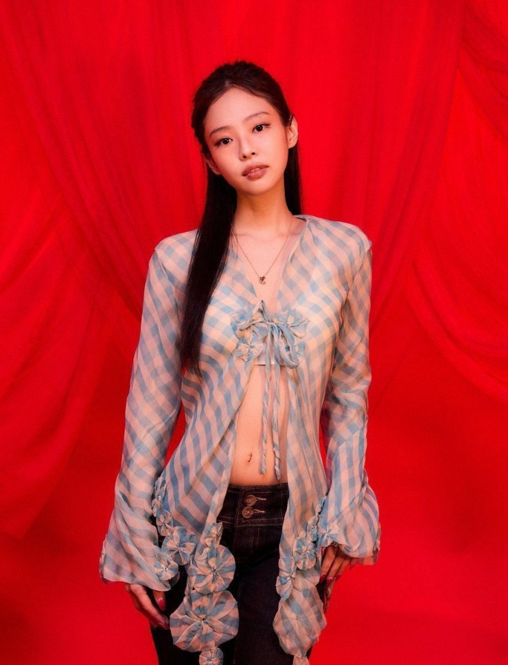 Những bộ cánh xuyên thấu của Jennie - 3