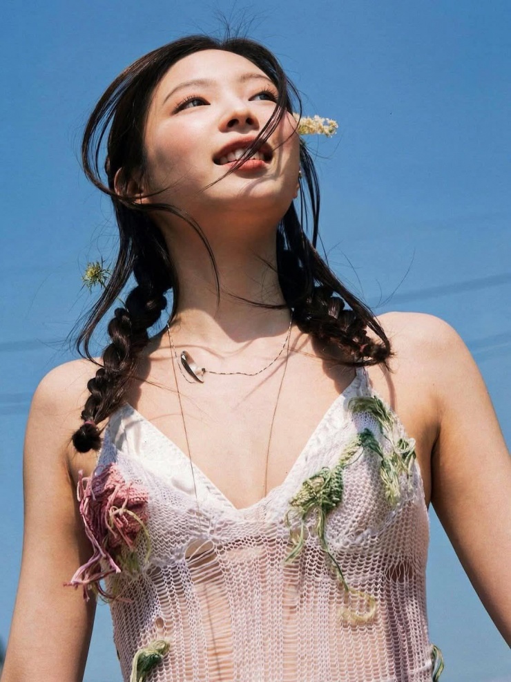 Những bộ cánh xuyên thấu của Jennie - 9