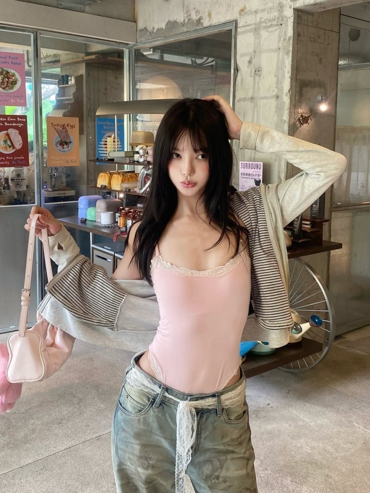 Gen Z theo đuổi mốt bodysuit khoét hông - 1