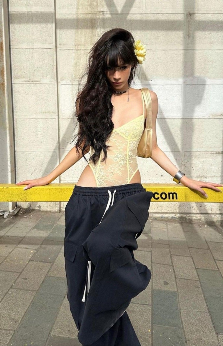 Gen Z theo đuổi mốt bodysuit khoét hông - 6